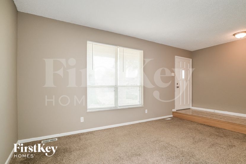 Building Photo - 125 Lake Point Dr