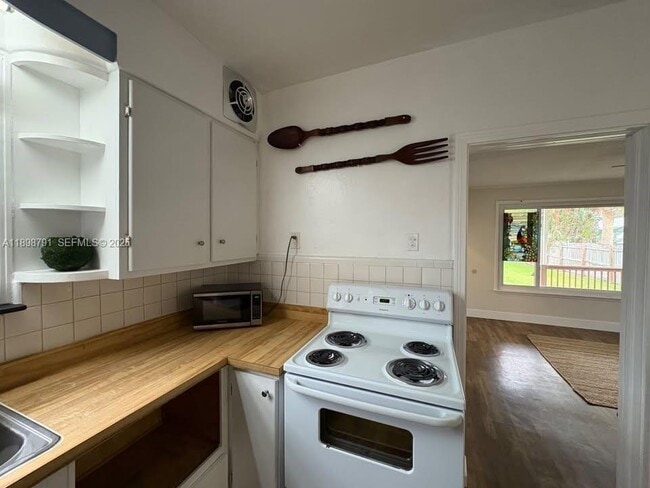 Building Photo - 830 S Beach St