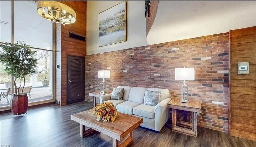 Building Photo - 3675 Clague Rd