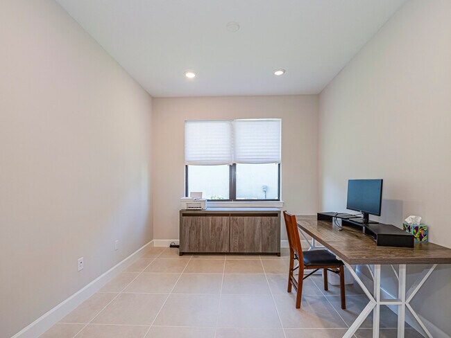 Building Photo - 3842 White Alder Wy