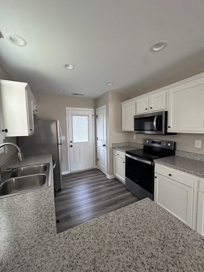 Building Photo - 400 Sanderson Dr