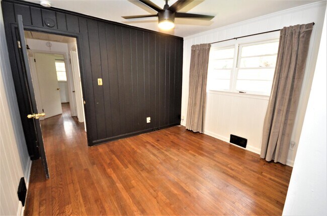 Building Photo - 1009 N Hills Dr