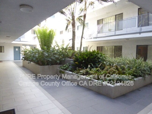 Building Photo - 1930 N Vermont Ave