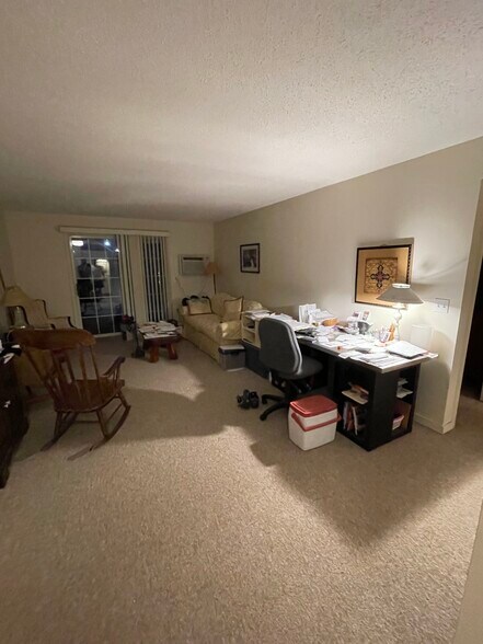 Primary Photo - 11 Northbrook Dr