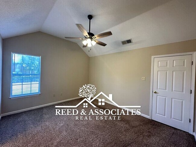 Building Photo - Charming Southeast Home Located on Corner ...