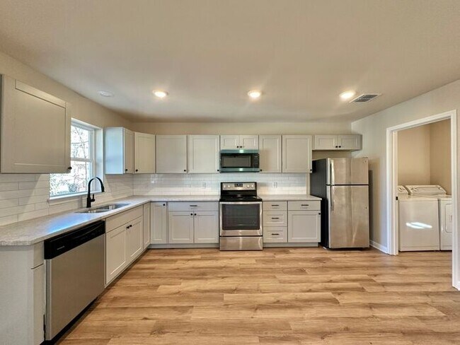 Building Photo - Available Now! Stunning 1 Bedroom 1 Bath New Construction Single Family House!