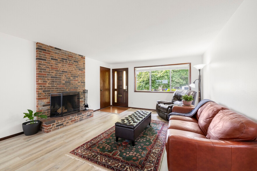 Building Photo - 565 Barton Ave