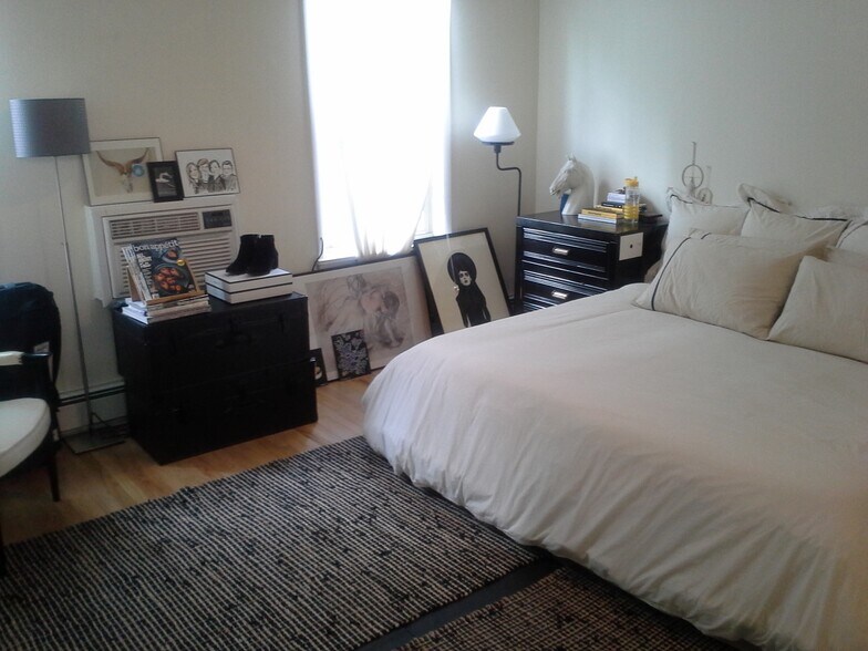 Sleeping area qn bed - 1535 Lombard St