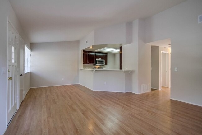 Building Photo - 2049 Haller St