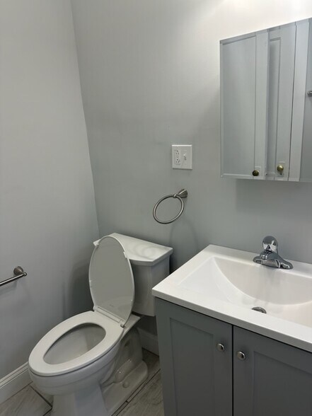 Building Photo - 4425 N Paulina St