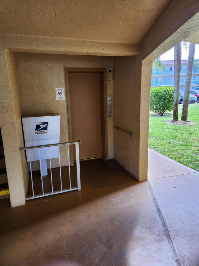 Building Photo - 600 Village Green Ct