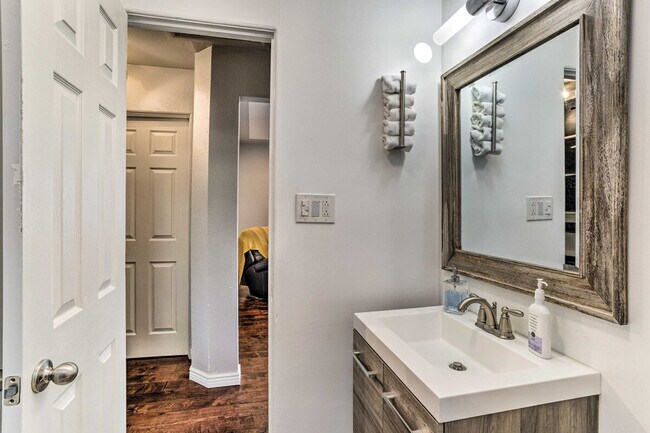 Building Photo - 991 S Bryant St