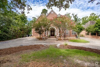 Building Photo - Historic Highland Road Beauty with Bayou V...