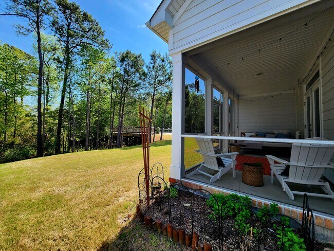 Building Photo - Home Available in Summerhouse on Everett Bay! Showings Coming Soon.