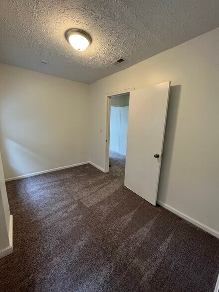 Building Photo - 565 E Deshler Ave