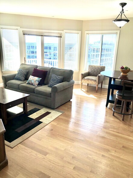 Building Photo - 1522 VFW Pky