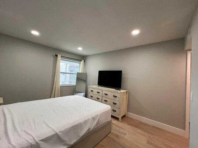 Building Photo - 698 Normandy Ln