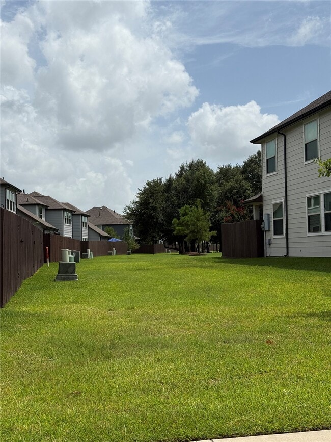 Building Photo - 5504 Hyde Park Dr