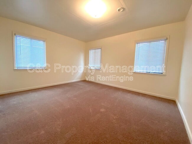 Building Photo - 429 Reindollar Ave