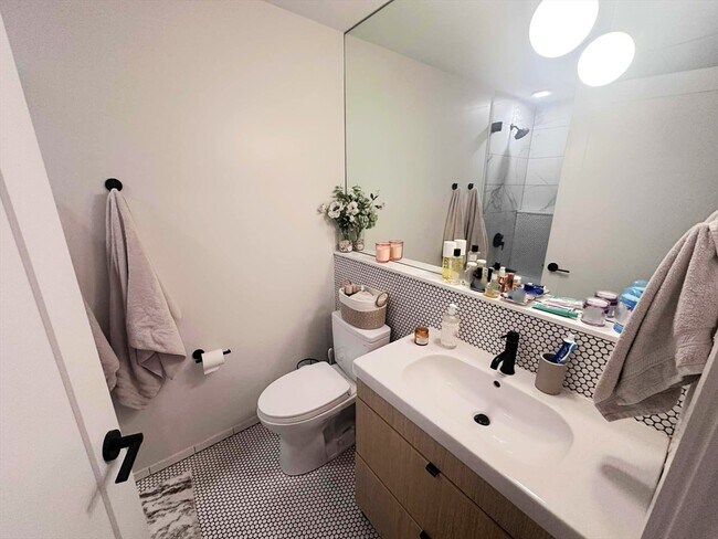 Building Photo - 9-11 Burney St