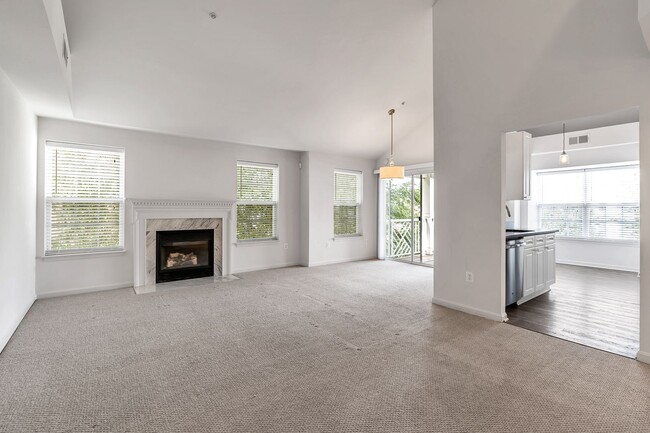 Building Photo - Luxurious 2 Level 2 Bedroom + Den 3 Bathro...