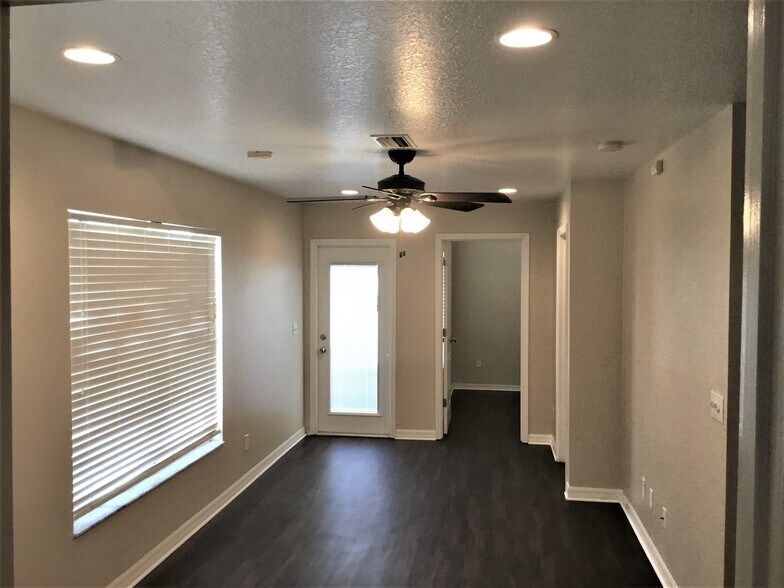 Building Photo - 1520 Presidio Dr