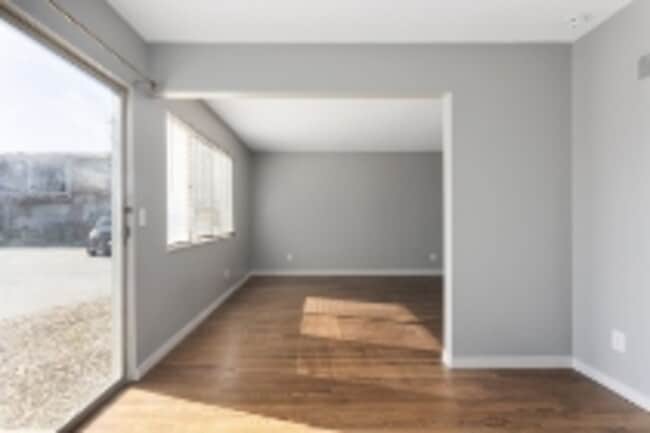 Building Photo - 401 W 87 Pl