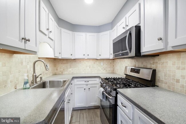 Building Photo - 807 Surrey Ln