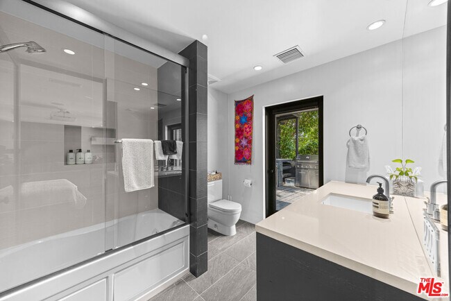 Building Photo - 2300 Ronda Vista Dr