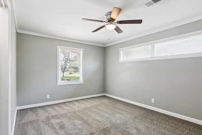 Building Photo - 1606 Oaks Dr