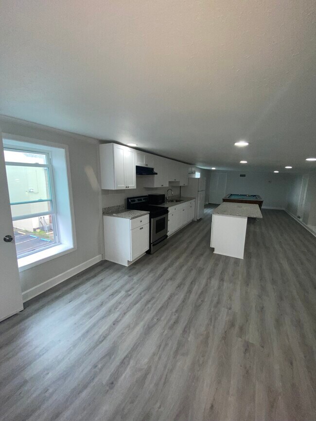 Kitchen - 4411 Chastant St