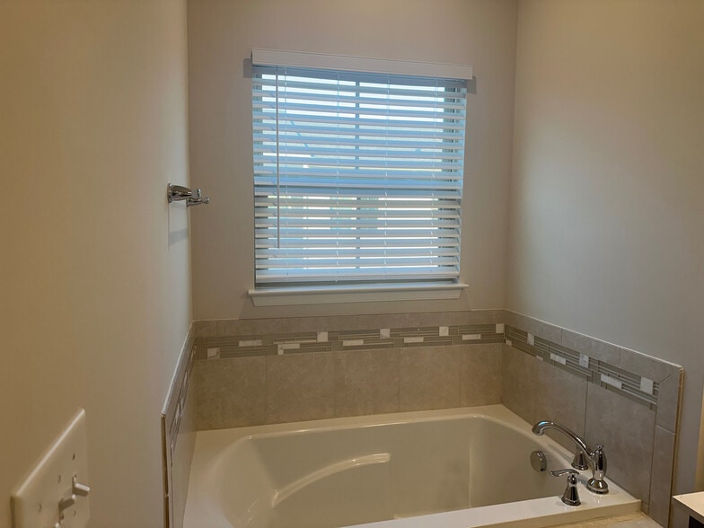 Building Photo - Room in Townhome on Poplar Leaf Way