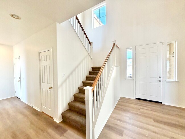 Building Photo - Spacious 3 Bedroom Home with Loft, Large Backyard & 2 Car Garage