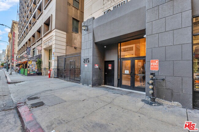Building Photo - 215 W 7th St