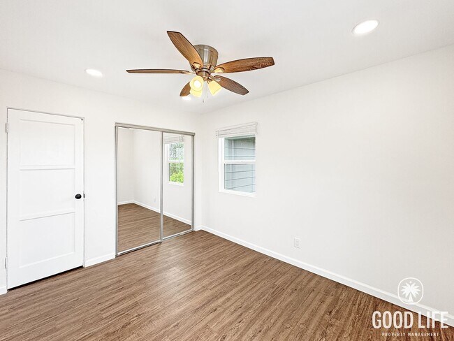 Building Photo - Charming 2BD/1BA South Park Unit with New Turf Yard & In unit laundry
