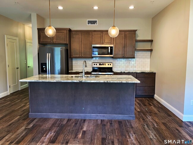 Building Photo - 502 Edgewater Cir