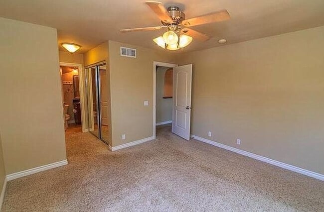 Building Photo - Awesome condo in gated community