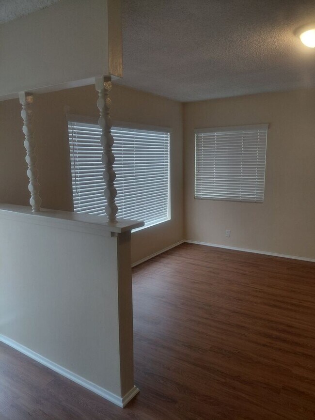 Building Photo - 452