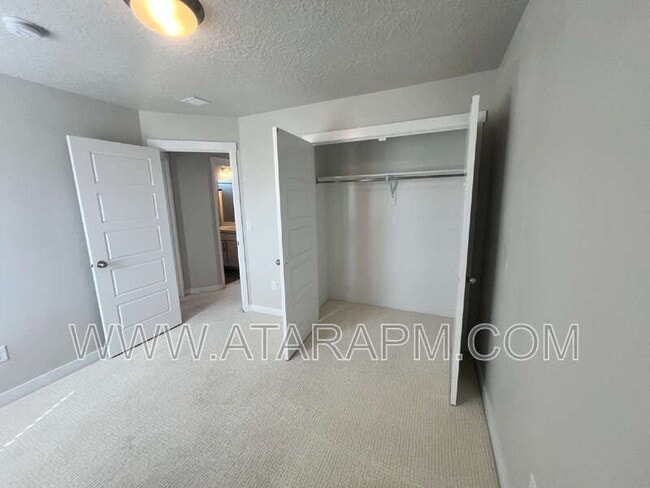 Building Photo - 1754 Oakwood Ln