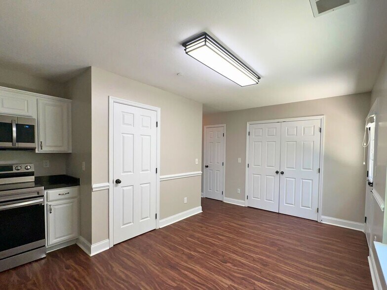 Building Photo - 1126 Maple Tree Ln