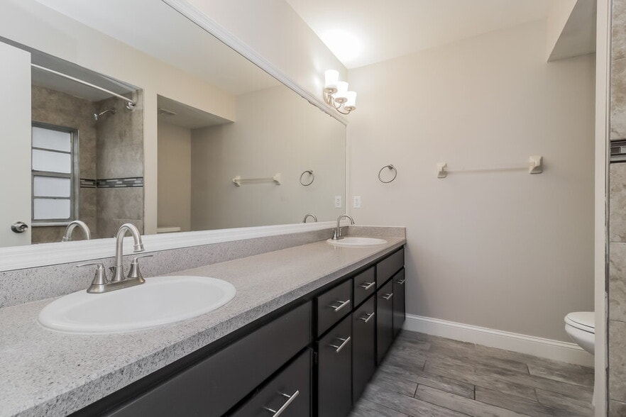 Building Photo - 720 Oak Manor Cir