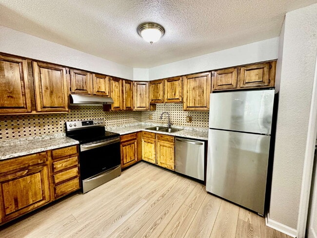Building Photo - AVAILABLE OCTOBER! Wonderful 3 bed/2 bath ...