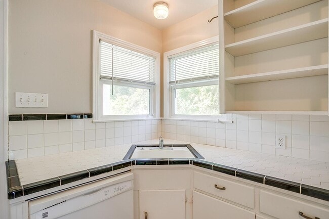 Building Photo - One Side of Great Duplex Near TCU- 1 Bed, ...