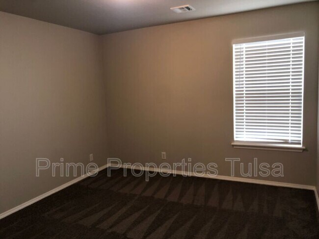 Building Photo - 14763 S Lakewood Ave