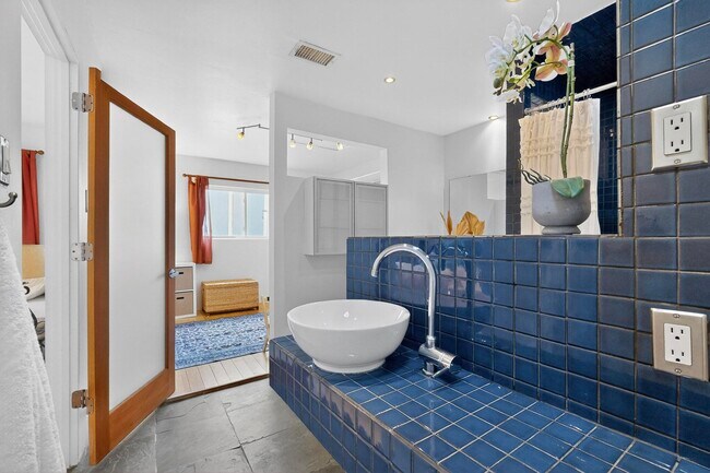 Building Photo - 1640 Stanford Dr NE