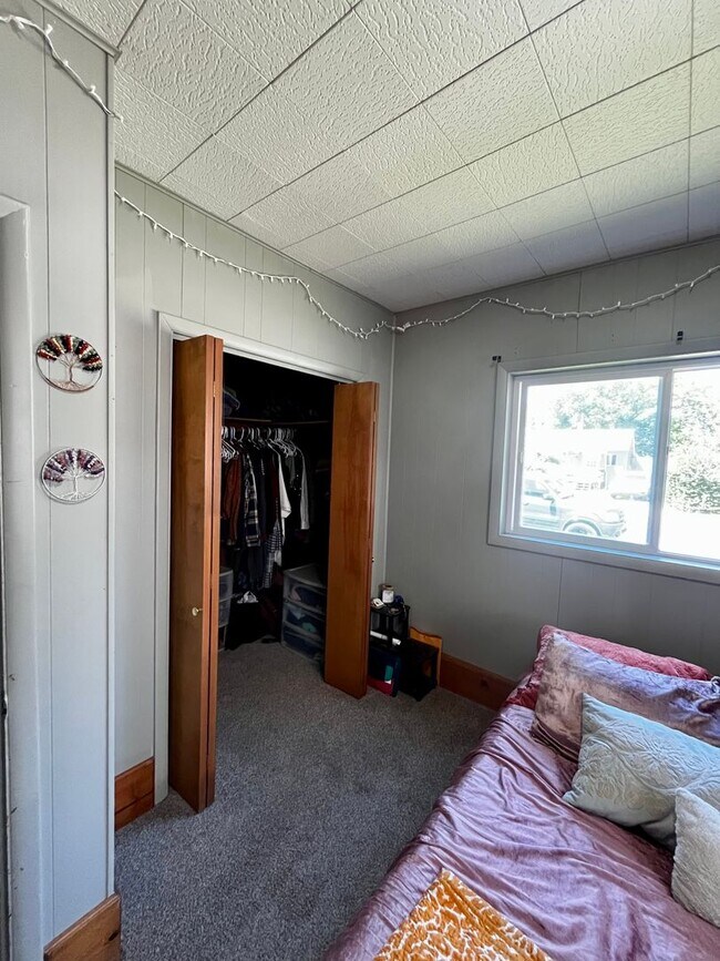 Building Photo - Amazing Downtown Location - 3 BR Home just...