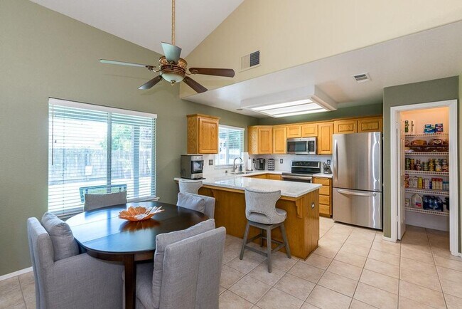 Building Photo - Updated 3/2 Cambridge Near Clovis North