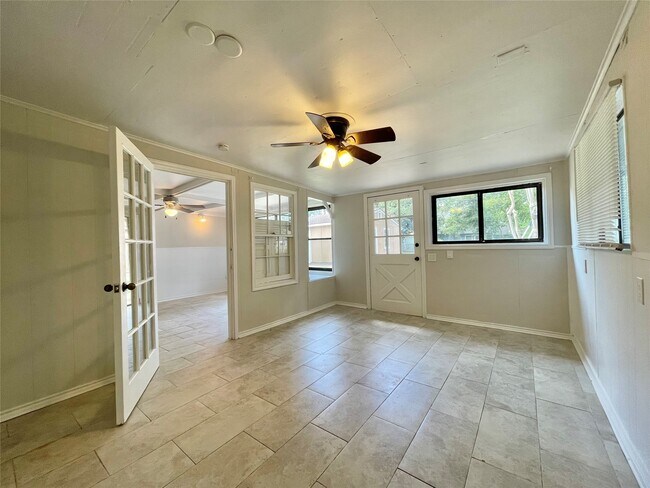 Building Photo - 1112 Southampton Dr