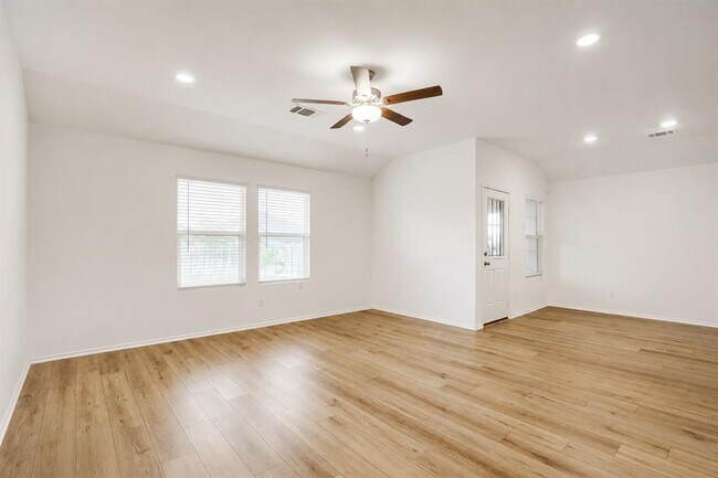 Building Photo - 525 Sebring Cir