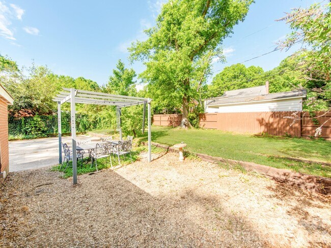 Building Photo - 1209 Oakwood Ave